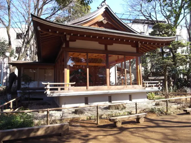 薪能や謡が奉納される能楽殿