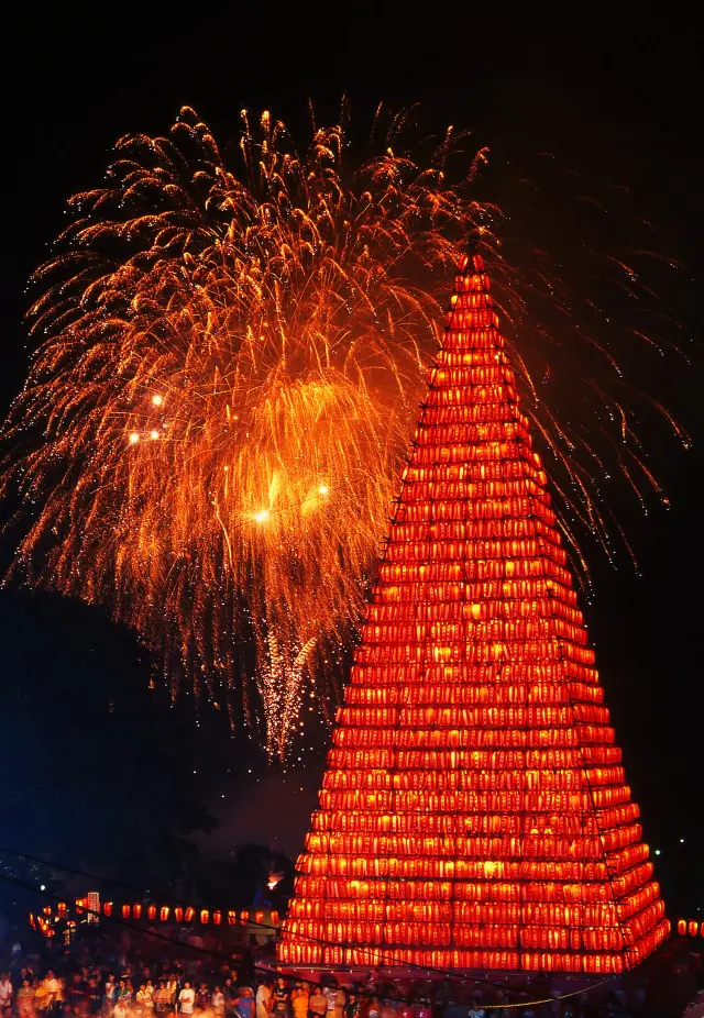 2日間の祭りを締めくくる打ち上げ花火
写真提供:(一社)長崎県観光連盟