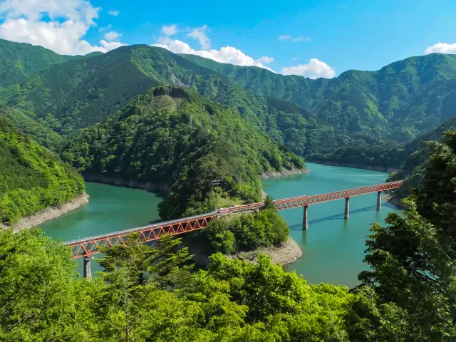 まるで湖の上に浮かんでいるかのように見える
