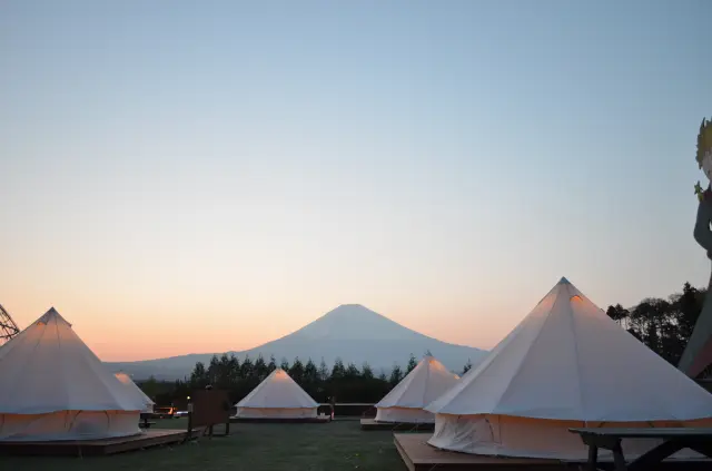 天然芝で寝転び、星の下で眠る体験ができる複合型リゾートキャンプの「OUTDOOR HILL VILLAGE」