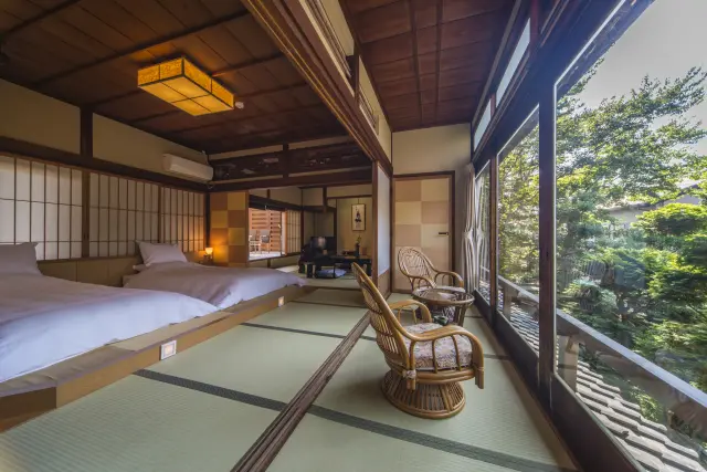 本館「角上楼」の萩では、窓からは四季折々の植物が咲く中庭を望める
