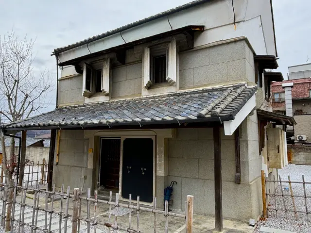 母屋はもちろん、離れや蔵も客室として再生
