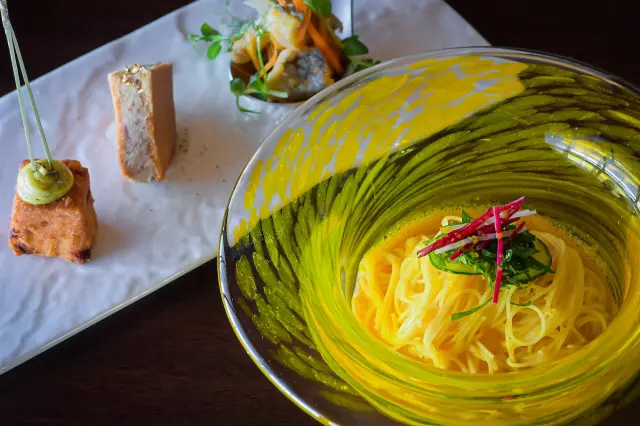 地元産の食材を使った創作キュイジーヌを提供