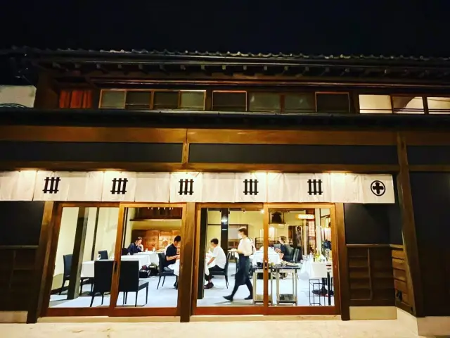 特別なディナーにふさわしいクラシカルなレストラン
