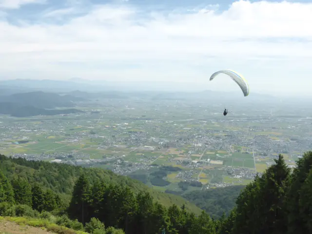週末にはスカイスポーツ愛好家が集う
