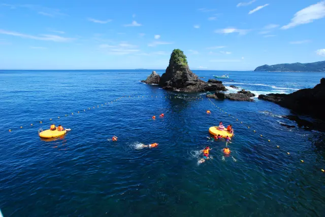 錦ヶ浦の海を利用した天然の海水プールアクティビティも可能