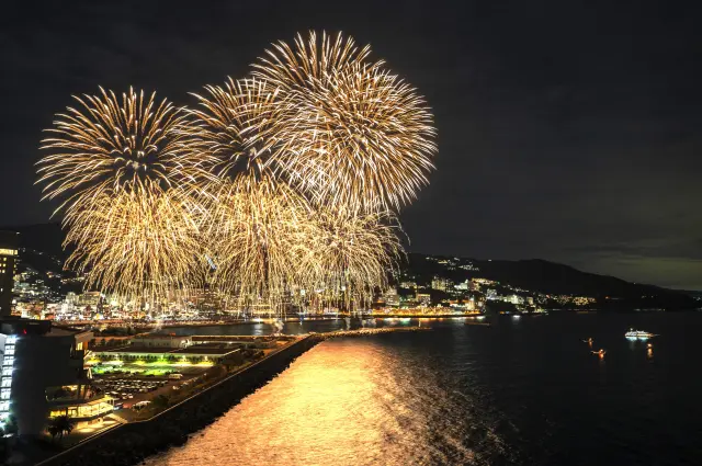 熱海海上花火大会開催時は、宿泊客は専用の特設の観覧席を用意してくれる