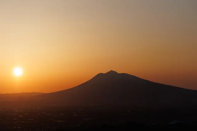 夕暮時の岩木山