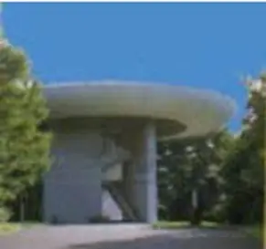 円盤形をした鹿島精一記念展望台