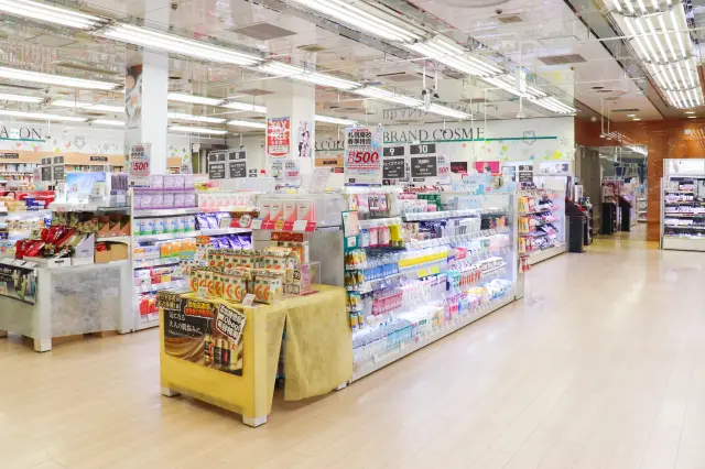 通路幅が広く買い物がしやすい店内