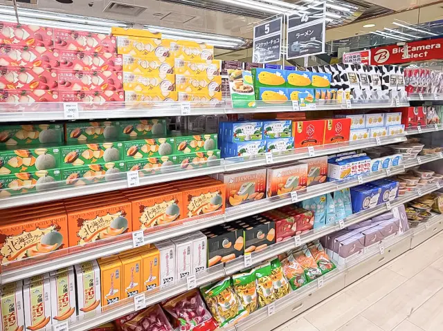 北海道ならではのお菓子が揃うお土産コーナー