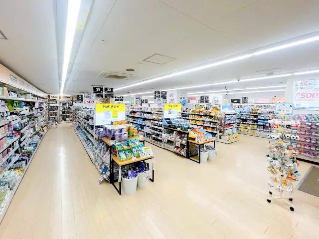 通路幅が広く買い物がしやすい店内