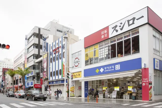 「札幌藥妝 沖繩國際通店」位於國際通入口附近