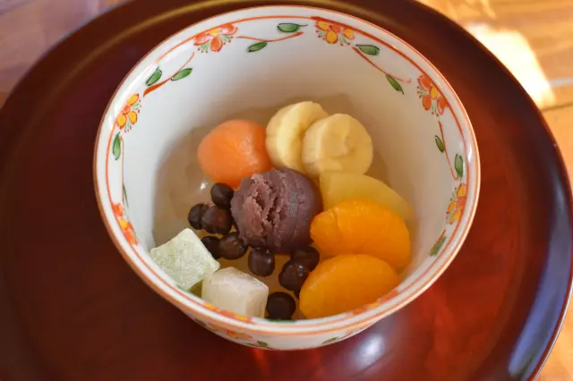 季節のフルーツなどをのせた「あんみつ」も人気
