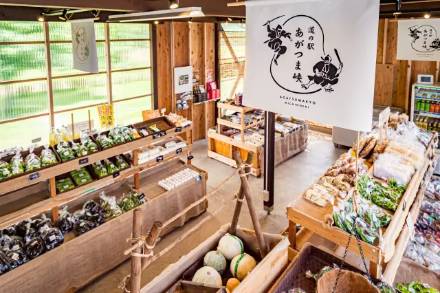 地元の新鮮野菜や果物のほか、記念きっぷの販売も
