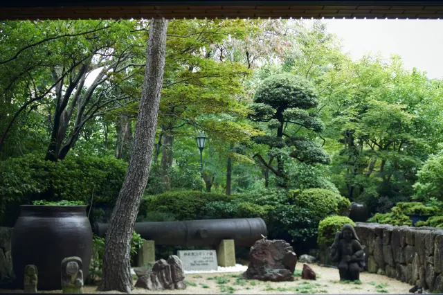 ラウンジから見える庭からは四季折々の景色が楽しめる
