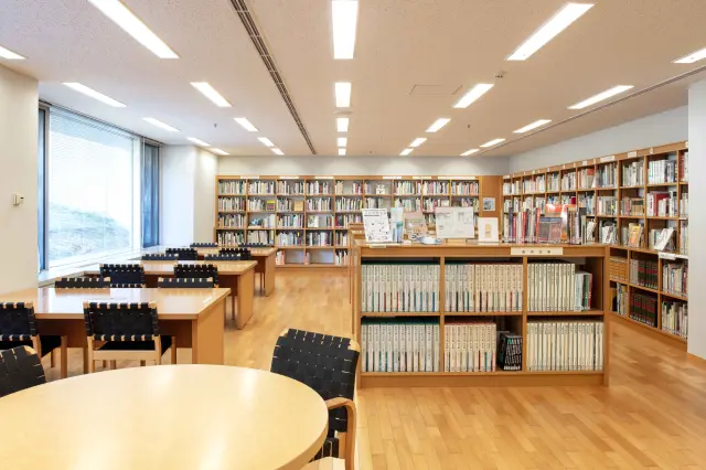 葉山館地下1階にある美術図書室
©山本糾