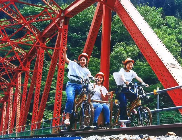渓谷コースは谷あいを走行