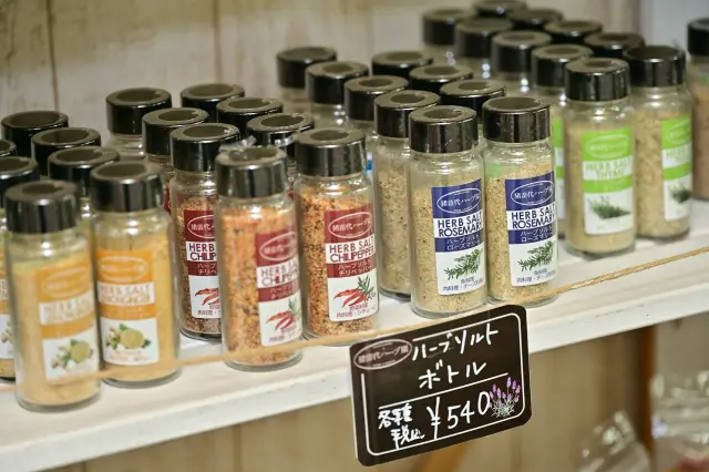 ハーブ関連グッズが揃う「ハーブショップ」も併設