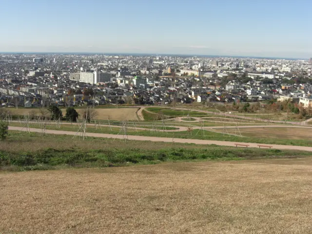 開放的な園内は散策やピクニックに最適
写真提供：金沢市