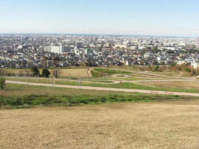 開放的な園内は散策やピクニックに最適
写真提供：金沢市