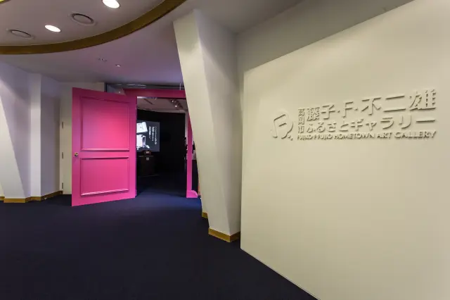 展示室の入り口はおなじみのどこでもドア
©Fujiko-Pro
