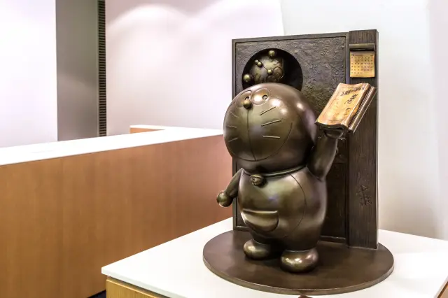 地元の伝統産業「高岡銅器」で作られたドラえもん像
©Fujiko-Pro