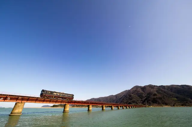 青い空と海に赤い鉄橋がよく映える