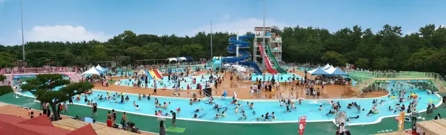 夏季限定で流れるプールも登場