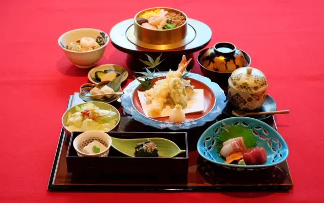 名店の味を気軽に楽しめるランチの釜めし御膳