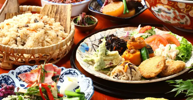 地元の新鮮な野菜たっぷりの朝食バイキング