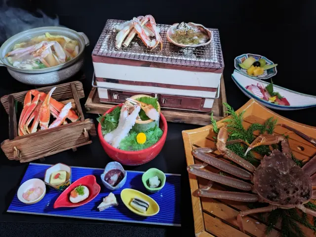 冬の活け蟹をはじめ、石川の味覚を生かした会席を