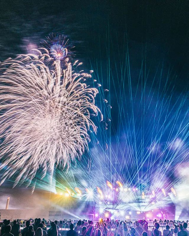 約3,000発の花火が夜空を彩るフィナーレ