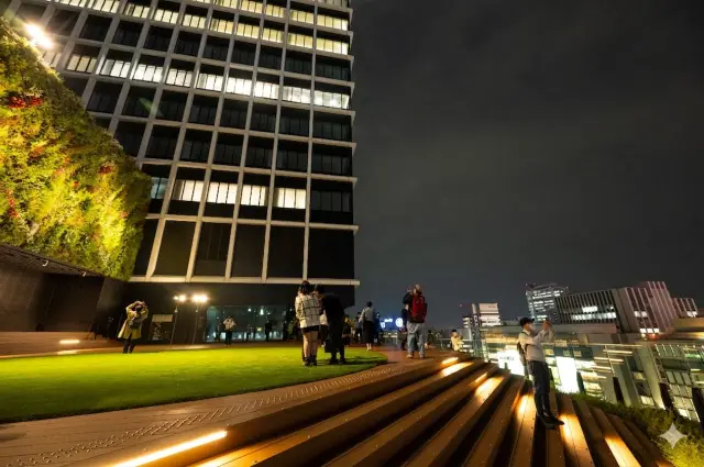 夜晚屋顶呈现与白天不同的氛围
