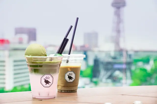 在开放感十足的屋顶享用外带美食