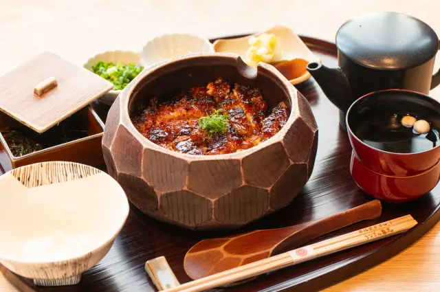能品尝鳗鱼饭等日本特色美食