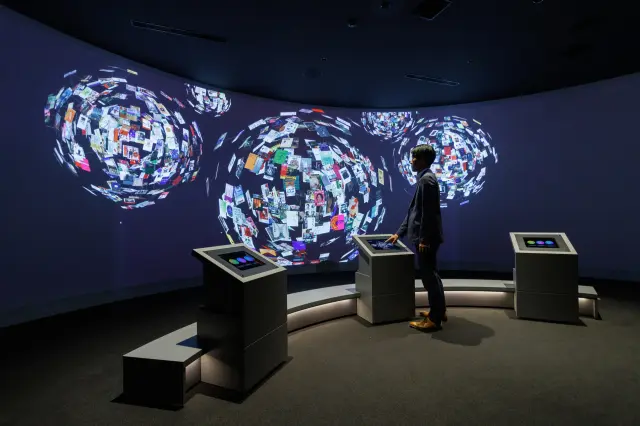 本の集まりを宇宙に見立てたデジタルアートの「ブックリウム」