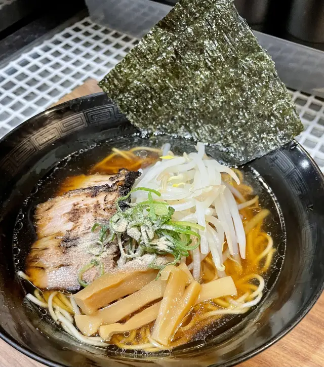 ランチタイムには「中華そば やすなが」として営業