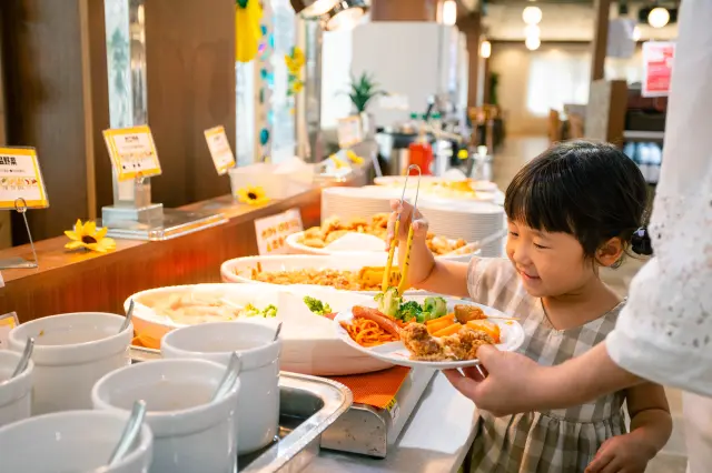 バラエティ豊かな料理が並ぶバイキングも好評