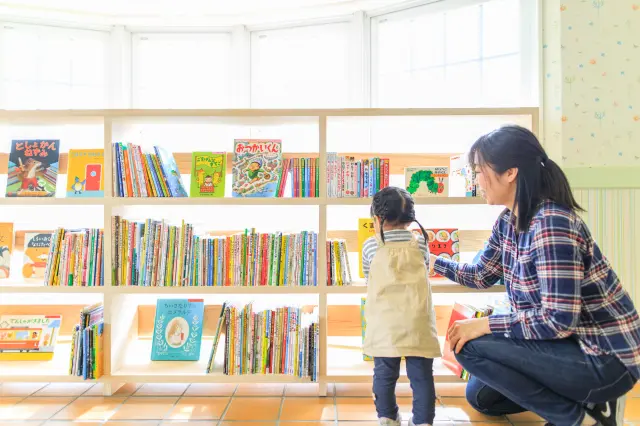 ファミリールームのフロアには「森の絵本棚」を用意