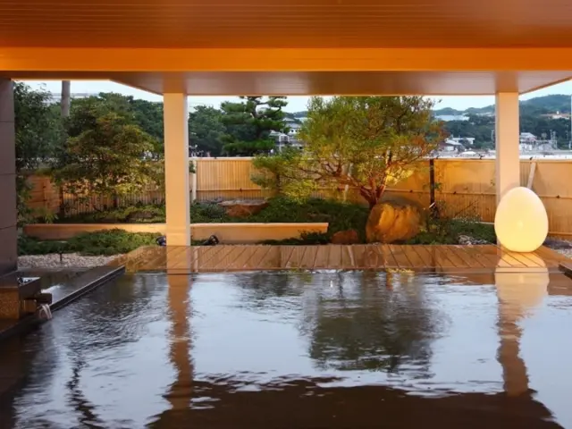 「磯辺の湯 松風」の石造りの半露天の湯