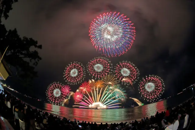 洲本市の海上に打ち上がる花火は迫力満点