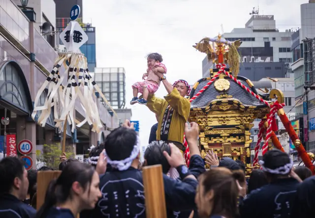 会場が盛り上がる「稚児上げ」