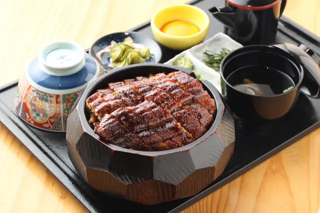 Excellent hitsumabushi made with fresh eel, grilled over charcoal until crisp on the outside and tender inside