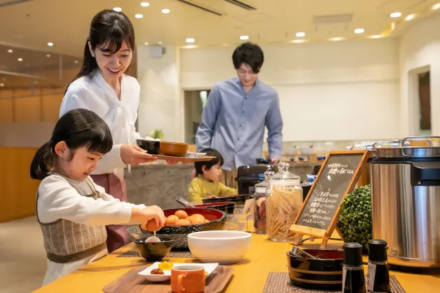 レストラン「サーキットダイニング」ではお子様連れでも利用しやすい広々としたスペースを確保