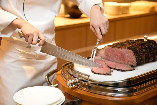 厳選された食材をライブ感あふれるブッフェスタイルで愉しめる