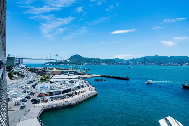 海側の部屋のベランダからは、壮大な景色と潮風を感じることができる