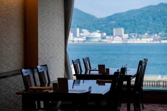 5階にある「日本料理 花瀬」で旬の日本料理を堪能できる