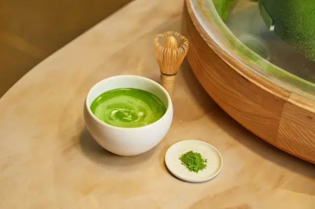 「TEAVANA™ BAR」で提供される「石臼抹茶ティーラテ」