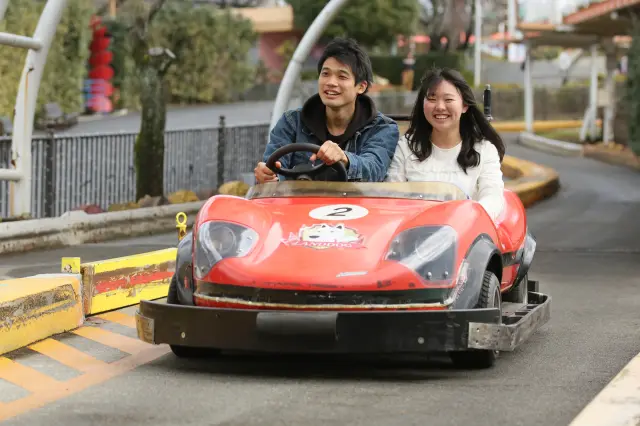 Drive while enjoying the amusement park scenery